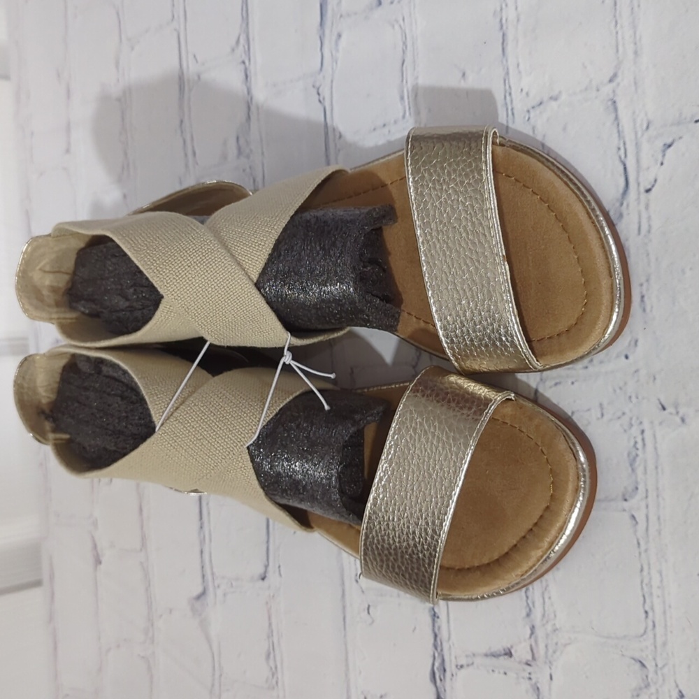 NWT WHITE MOUNTAIN NEW STRETCH SANDALS WITH GOLD DETAIL SIZE 7W